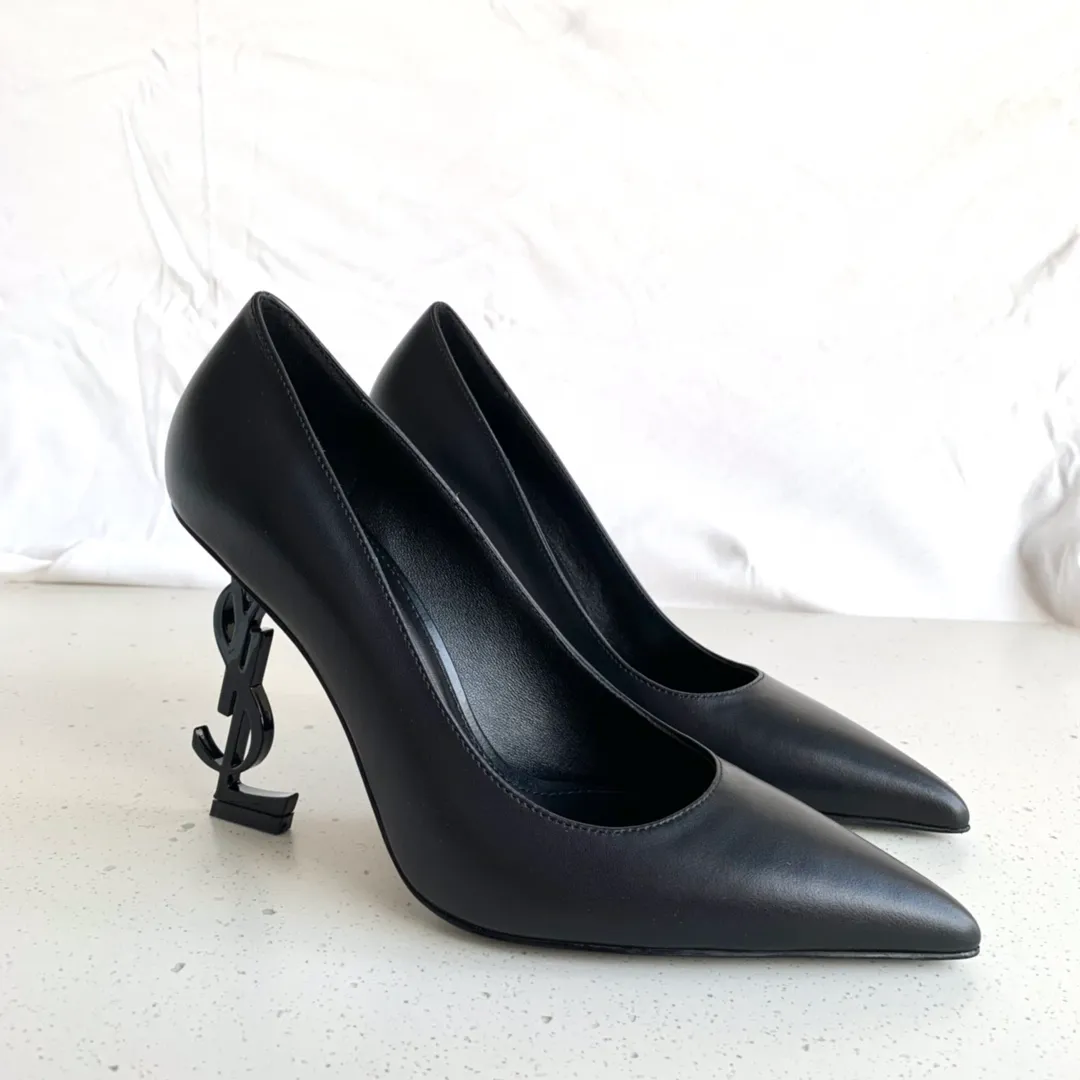 👟👟Ex-factory price 560👟👟 SAINT LAUREN*Yves Saint Laurent YSL poplar forest classic letter heel high-heeled shoes Only YSL understands women's hearts best and does not accept refutation🙅‍♂️Super invincible feminine artifact, a must-have for women (✅Z product full-body customization, own molded toe hardware, perfect consistency)⚠️Compare the differences between pictures and goods on the market Haha Upper: Customized imported cotton silk weaving/imported calf patent leather Lining: Imported sheep leather Sole: Imported genuine leather outsole Thickness: 9cm Color: black paint with gold, black leather with black Size: 35-39 (full set of packaging)